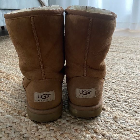Women’s UGG boots - Picture 2 of 2
